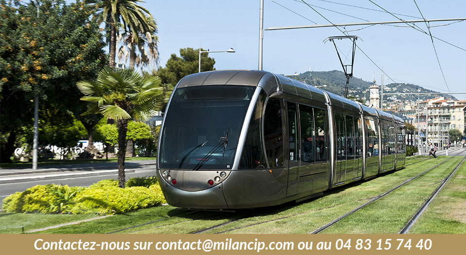 Tramway de Nice desservant le quartier Riquier, accès facile à un programme neuf moderne et central.