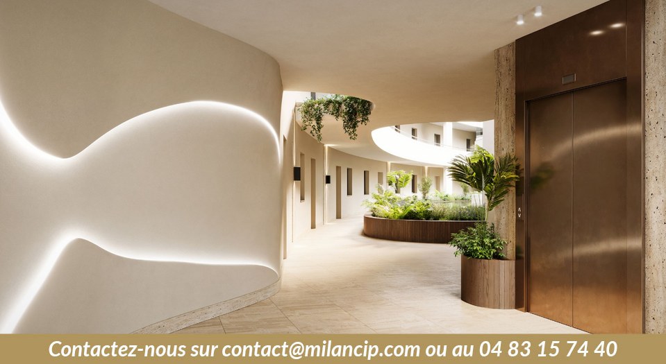 Hall d'entrée au design sculptural avec éclairage LED indirect, végétation tropicale et ascenseur cuivré, parties communes du programme neuf Villeneuve-Loubet.