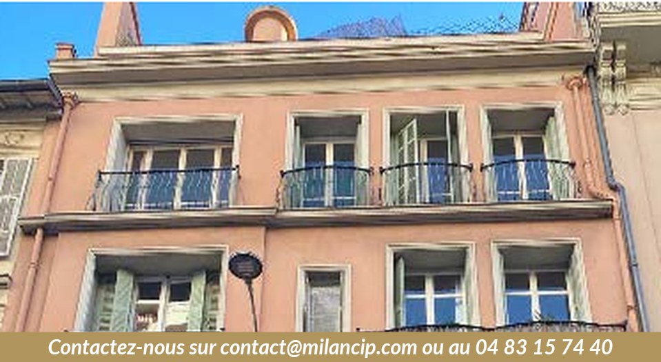 Nice centre-ville — façade de caractère avec balcons, programme rénovation