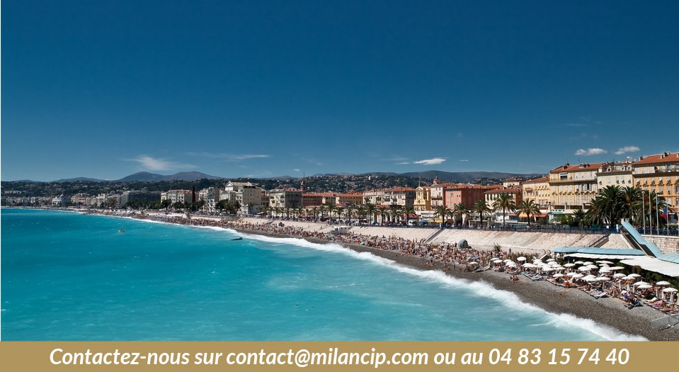 Appartements rénovés Nice centre-ville — vue panoramique sur la Promenade des Anglais et la MéditerranéeProgramme rénovation Nice centre-ville — chaises bleues iconiques de la Promenade des Anglais