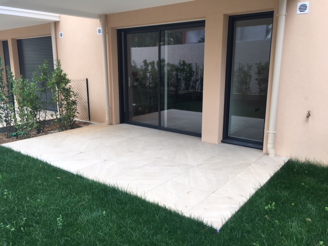 Terrasse et jardin d'un appartement neuf de Cannes Croisette